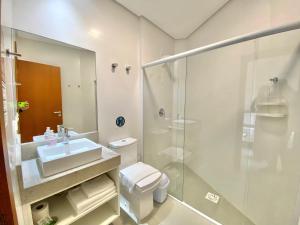 弗洛里亚诺波利斯Dona Floripa的浴室配有卫生间、盥洗盆和淋浴。