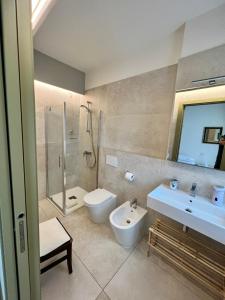 维罗纳Avenue Rooms的一间带水槽、卫生间和淋浴的浴室