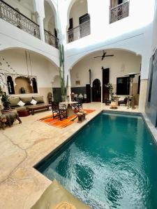 马拉喀什Riad Dar Massai的室内游泳池,位于带客厅的房屋内