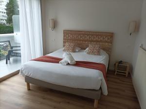 圣艾蒂安阿斯托利亚酒店的一间卧室设有一张床和一个大窗户