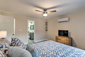 西棕榈滩Inviting Apartment Less Than 2 Mi to Riviera Beach!的一间卧室配有一张床和一台平面电视