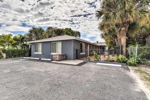 西棕榈滩Inviting Apartment Less Than 2 Mi to Riviera Beach!的棕榈树和围栏的房子