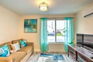 西棕榈滩Turquoise Escape about 1 Mi to Sailfish Marina!的带沙发和大窗户的客厅