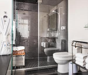 纽约东乡村设计酒店的一间带卫生间和玻璃淋浴间的浴室