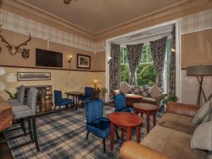 达尔比蒂克罗亚德别墅酒店的客厅配有家具和壁炉