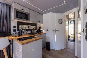 塔林La Mare Boathouse, Tallinn的厨房配有白色橱柜和水槽
