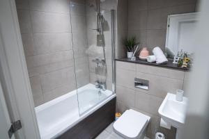 谢菲尔德Kelham Gate 1-Bed Apartments - City Centre - New - FREE Wi-Fi的带浴缸、卫生间和盥洗盆的浴室
