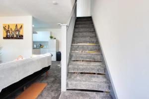 埃奇韦尔Welshside - Modern One Bedroom House, Welsh Harp, NW London By MDPS的房屋的楼梯,有混凝土地板