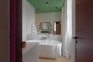 里昂MiHotel Blandan的白色的浴室设有浴缸和镜子