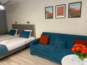 波兹南Apartamenty Wodna 13的客厅配有蓝色的沙发和桌子