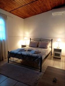 拉夫里翁4 seasons的一间卧室配有一张带两盏灯的床。