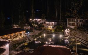 罕萨Offto Resort Hunza的夜间享有度假村的空中景致