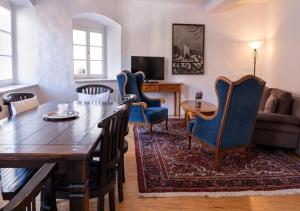 拉芬斯堡奥伯托酒店的客厅配有桌椅和沙发