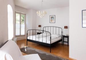 拉芬斯堡奥伯托酒店的一间卧室配有一张床和一个吊灯