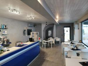 维韦罗内Nautica Tarello - Casa Ena BeB的餐厅设有蓝色柜台和桌椅