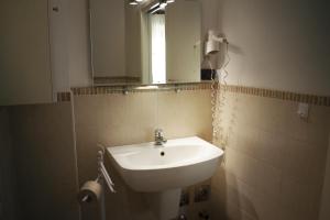 阿尔巴Residence La Quiete的一间带水槽和镜子的浴室
