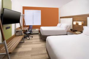 圣安东尼奥圣安东尼市中心市场区奥智选假日酒店的酒店客房设有两张床和一台平面电视。