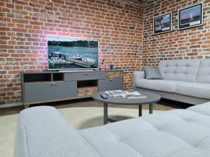 纳尔瓦Narva Port Hostel的客厅配有2张沙发和1台平面电视