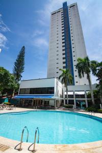 巴兰基亚巴兰基亚广场酒店的一座高楼前的大型游泳池