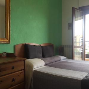 Portobb Nuova Fiera di Roma的一间卧室配有床、镜子和梳妆台