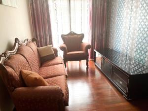 麻坡Muar Homestay [Located at Sabak Awor Seafood Court]的客厅配有沙发和椅子