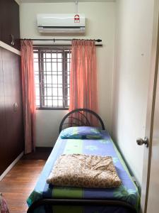 麻坡Muar Homestay [Located at Sabak Awor Seafood Court]的一间带床的卧室,位于带窗户的房间内