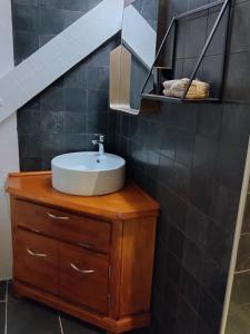 蒙热内夫尔La Maïta的木制橱柜顶部带水槽的浴室