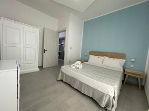 普罗斯西托角Apartments Punta Grossa的一间卧室,床上放着两只动物