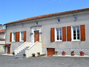 Gîte Champagne-Vigny, 4 pièces, 6 personnes - FR-1-653-90的灰色的房屋设有木制百叶窗和楼梯