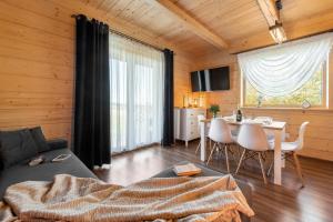斯扎法拉瑞TATRAHOLIDAY- Domek na wierchu的客厅配有沙发和桌椅