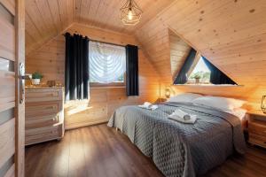 斯扎法拉瑞TATRAHOLIDAY- Domek na wierchu的小木屋内一间卧室,配有一张床