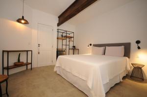 布希奥斯Villa Santa Fé的一间白色卧室,房间内设有一张大白色的床