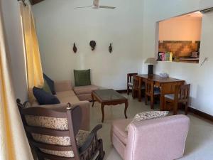 贝托贝提姆2BHK Pool Facing Beachside Luxury Homestay In South Goa的客厅配有沙发、椅子和桌子