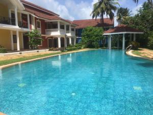 贝托贝提姆2BHK Pool Facing Beachside Luxury Homestay In South Goa的一座大蓝色游泳池,位于房子前