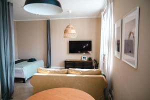 斯卡日斯科-卡缅纳Chill Apartament的客厅配有沙发和1张床