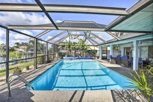 珊瑚角Cape Coral Home with Gulf and Dock Access的一个带玻璃屋顶的室内游泳池
