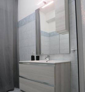 马斯卡利Focu e Mari的一间带水槽和镜子的浴室