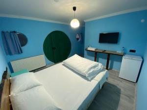 吉雷松Hobbitköy giresun的蓝色卧室配有一张床和一张书桌