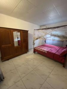 BouéniLogement 2 chambres au sud de Mayotte的一间卧室,卧室内配有一张天蓬床