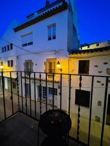 滨海托萨P&R hostals Maria Rosa的晚间从阳台可欣赏到建筑的景色