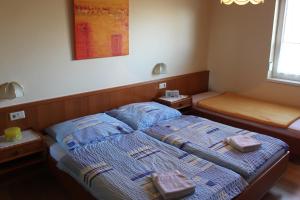 滨湖波德斯多夫Appartementhaus Waba的一间卧室配有两张带毛巾的床