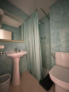 滨海托萨P&R hostals Maria Rosa的一间带水槽、卫生间和淋浴的浴室