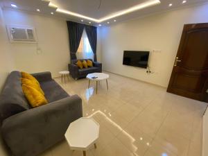 麦地那Al Diyafah Apts的带沙发和电视的客厅
