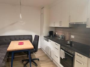 格拉茨Ruhiges Appartement im Grünen的厨房配有木桌和台面