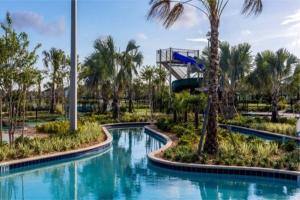 基西米5 miles to Disney, Luxury pool villa in Storey Lake Resort的棕榈树公园内一个带滑梯的游泳池