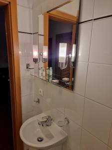Brześć KujawskiFalborek Noclegi的一间带水槽和镜子的浴室