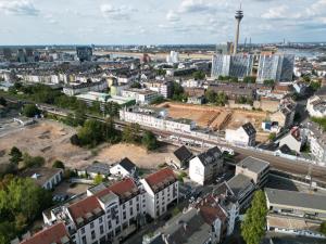 杜塞尔多夫4* Boutique Zimmer am Düsseldorf Hafen + ÖPNV & TG的城市空中景观和建筑