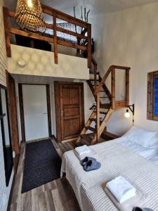 基律纳玛塔拉卡北极光旅舍的一间带两张双层床的卧室和楼梯