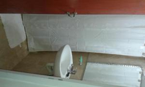 康考迪亚塞米拉公寓式酒店的浴室配有白色卫生间和盥洗盆。