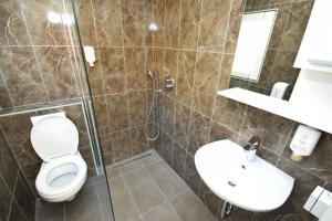特雷比涅NACIONAL的浴室配有卫生间、盥洗盆和淋浴。